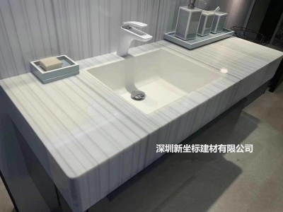 條紋款人造石洗手臺打破傳統(tǒng)色調，獨具魅力