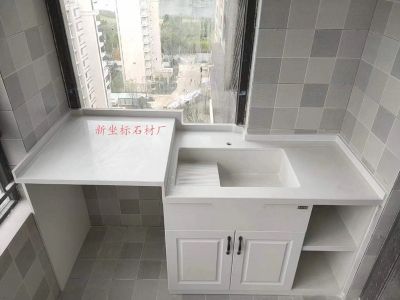 純白人造石洗手臺盆看起來更寬敞明亮節省空間